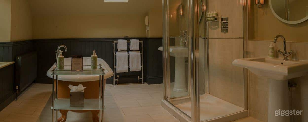 The Junior Suite Room with Statement Artworks Photo 3