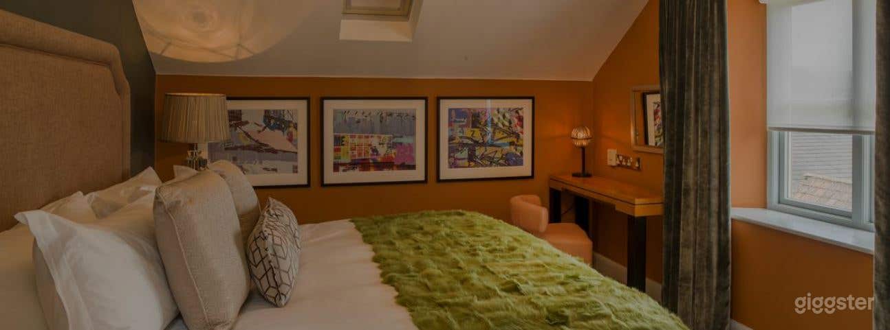 The Junior Suite Room with Statement Artworks Photo 4