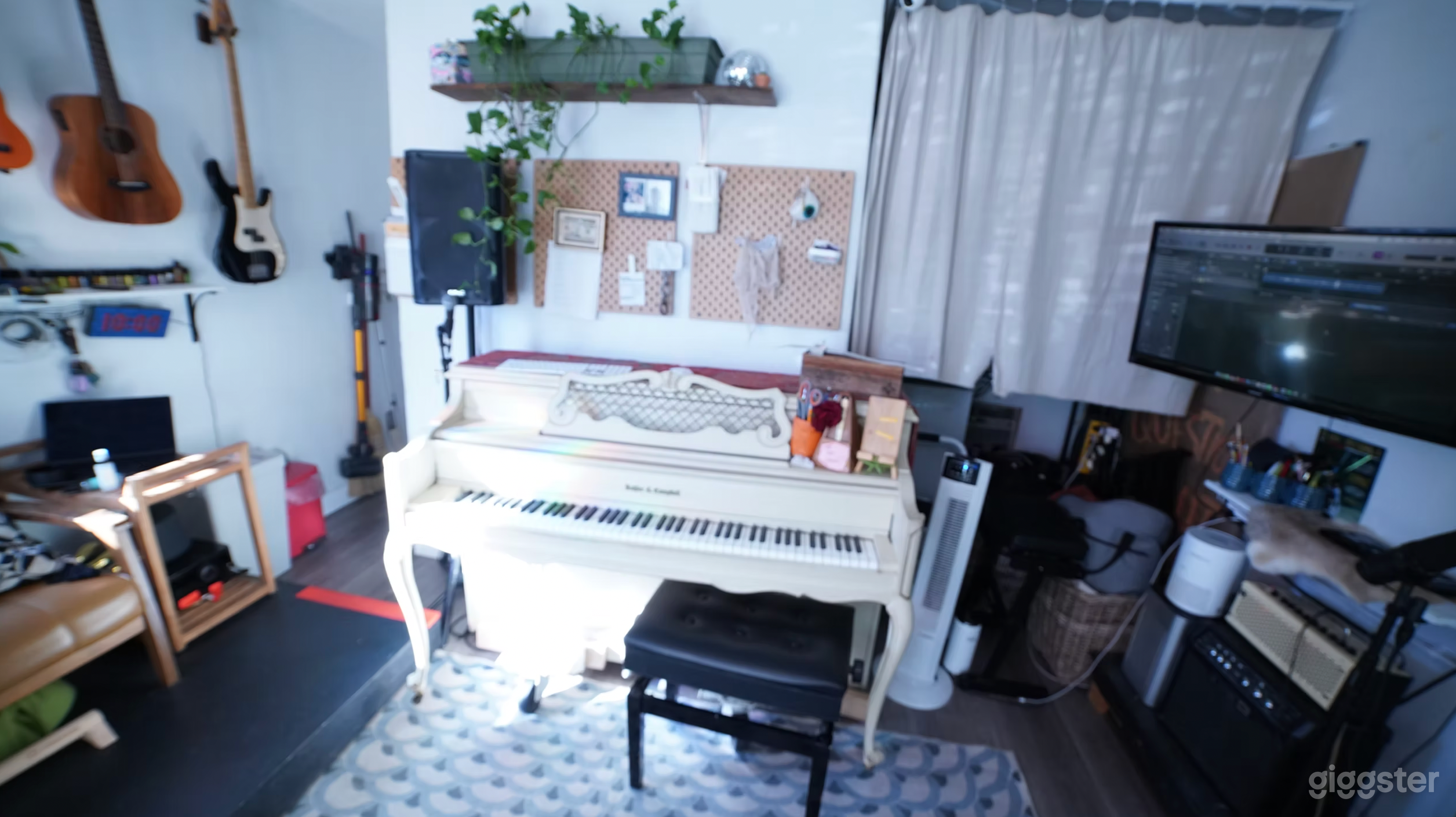 Cute Music Rehearsal Studio with Photo Backdrops Photo 2