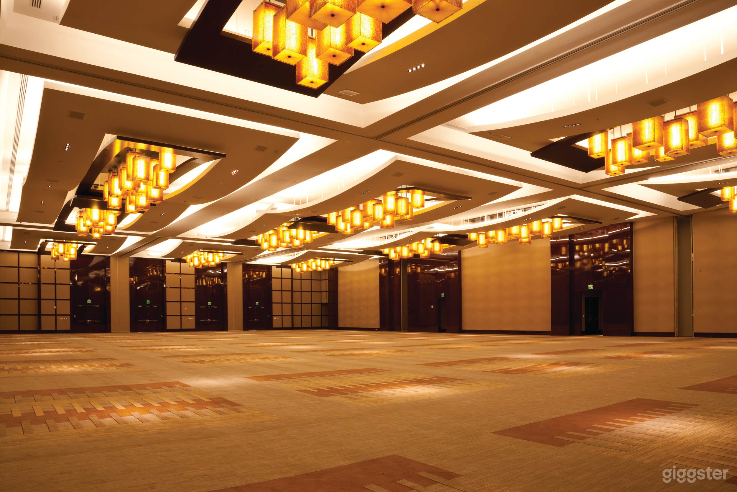 Luxury Ballroom for Events & Productions Photo 3