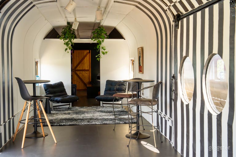  Salón en Vagón de Equipaje Vintage Renovado 