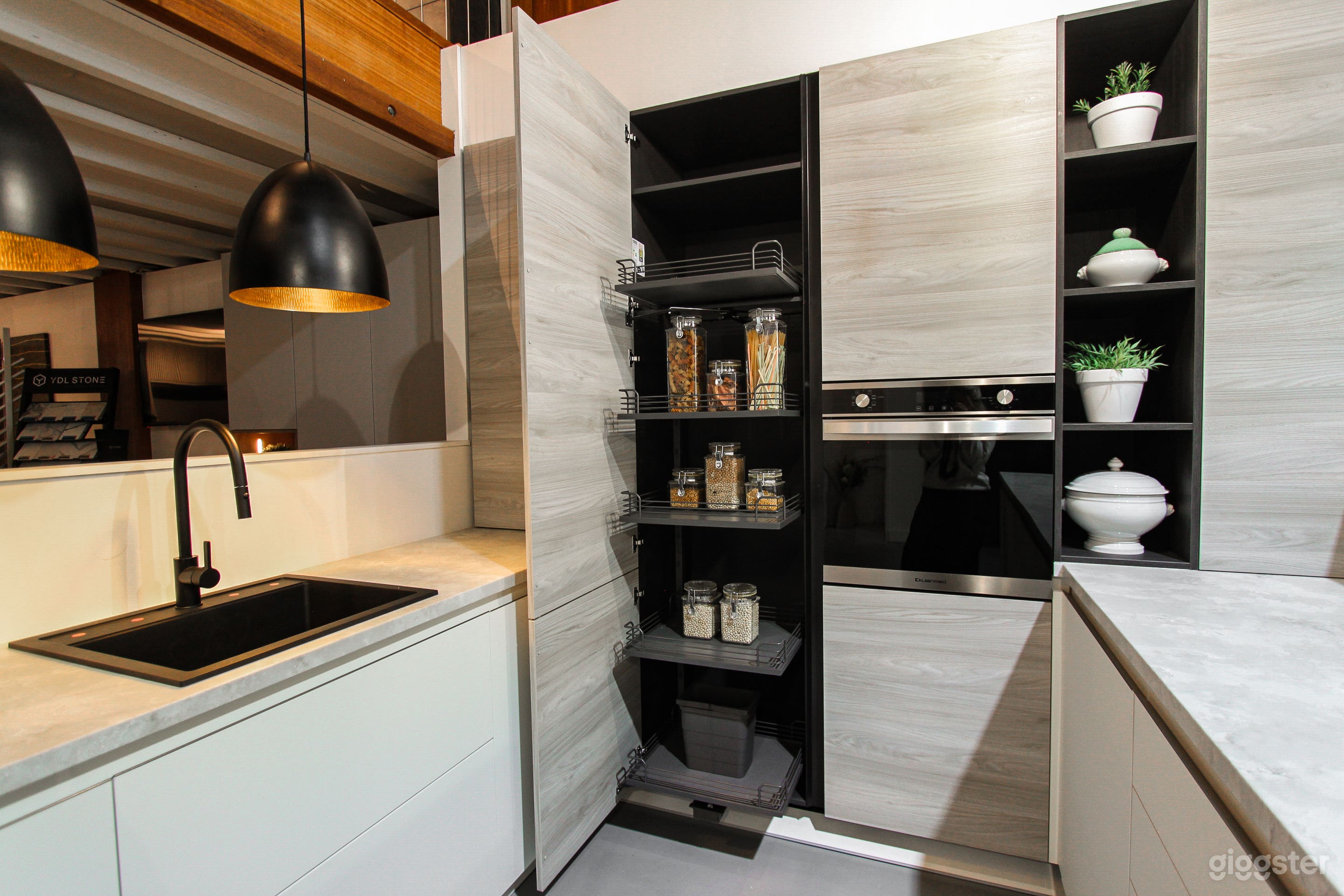 Luxury Kitchen Showroom &amp; Versatile Rental Space Photo 1