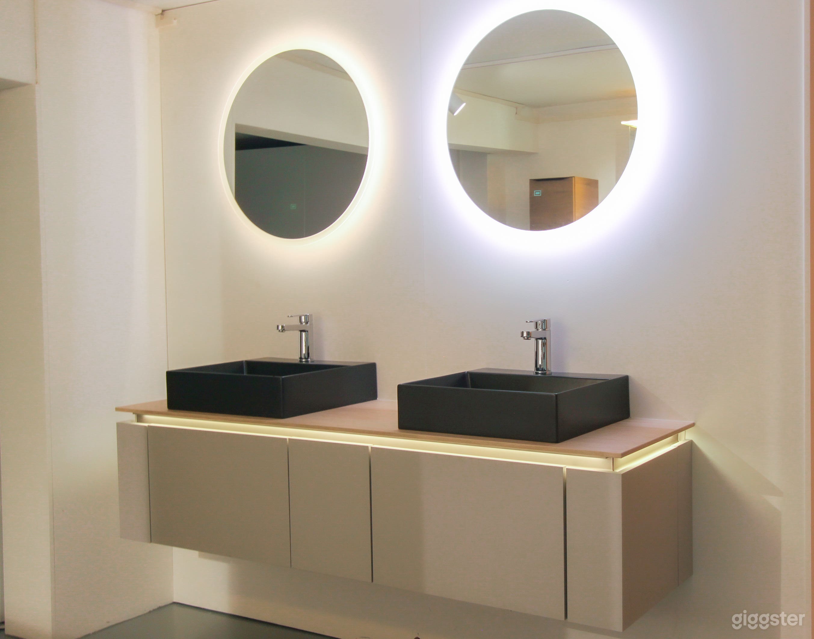 Luxury Kitchen Showroom &amp; Versatile Rental Space Photo 3