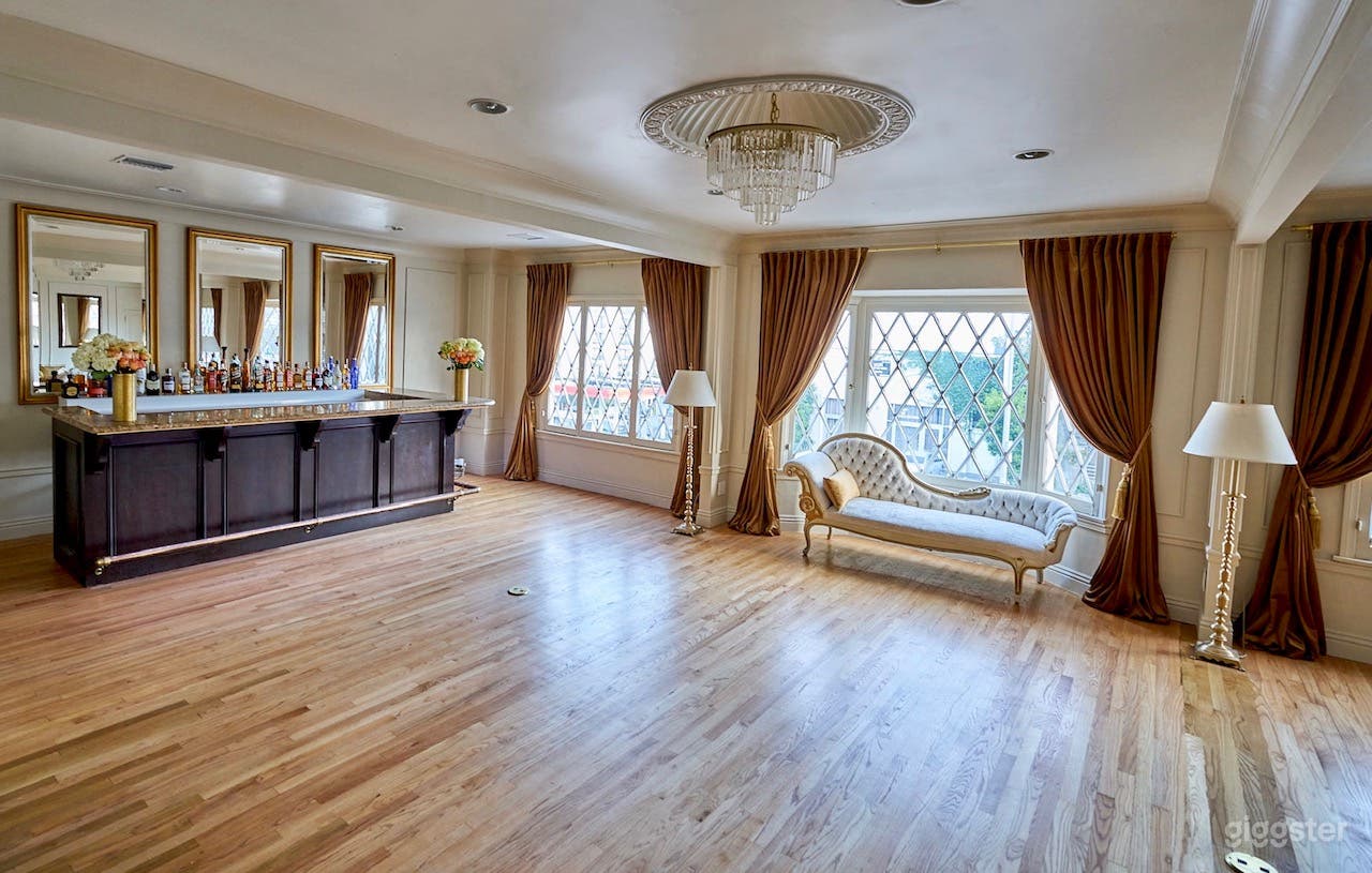 Main lounge with Large Bar.