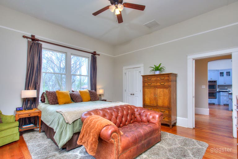  High Ceilings and Tons of Light! 