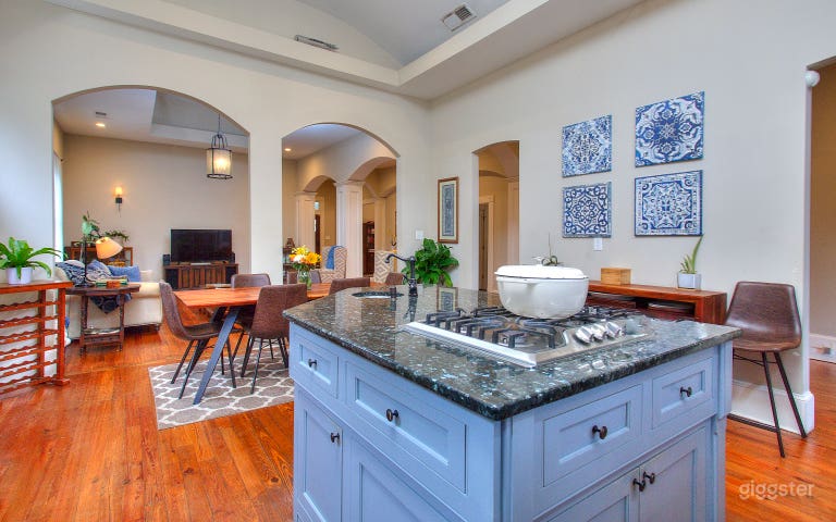  High Ceilings and Tons of Light! 