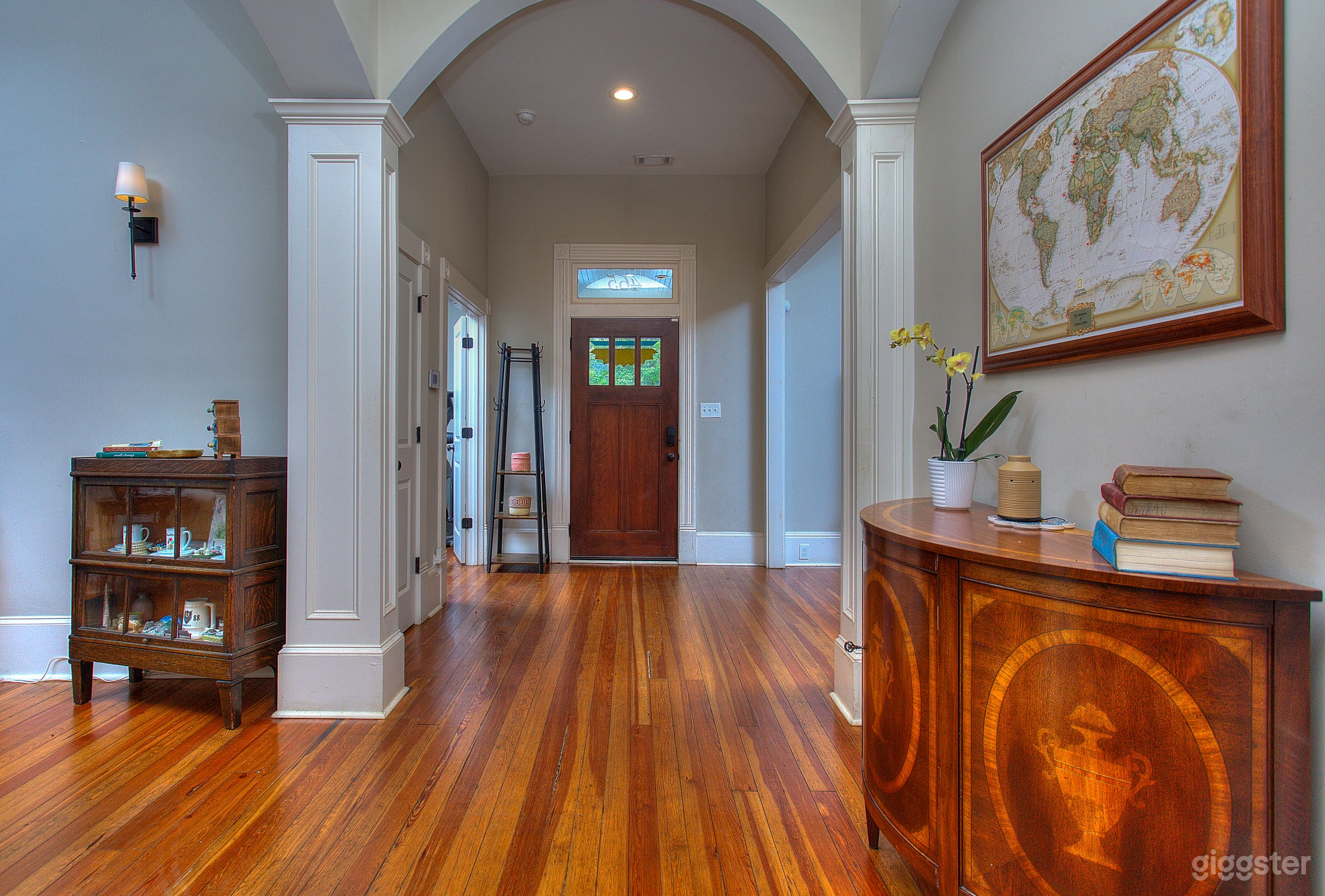 High Ceilings and Tons of Light! Photo 2