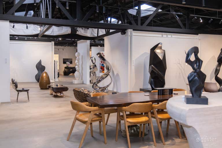  Veranstaltungs- & Filmfertig: Zwei Galerien + Eingezäuntes Parkplatz-Anwesen 