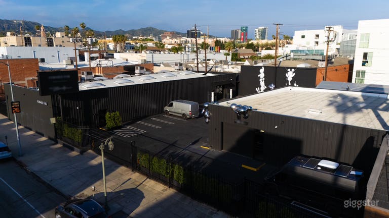  Veranstaltungs- & Filmfertig: Zwei Galerien + Eingezäuntes Parkplatz-Anwesen 