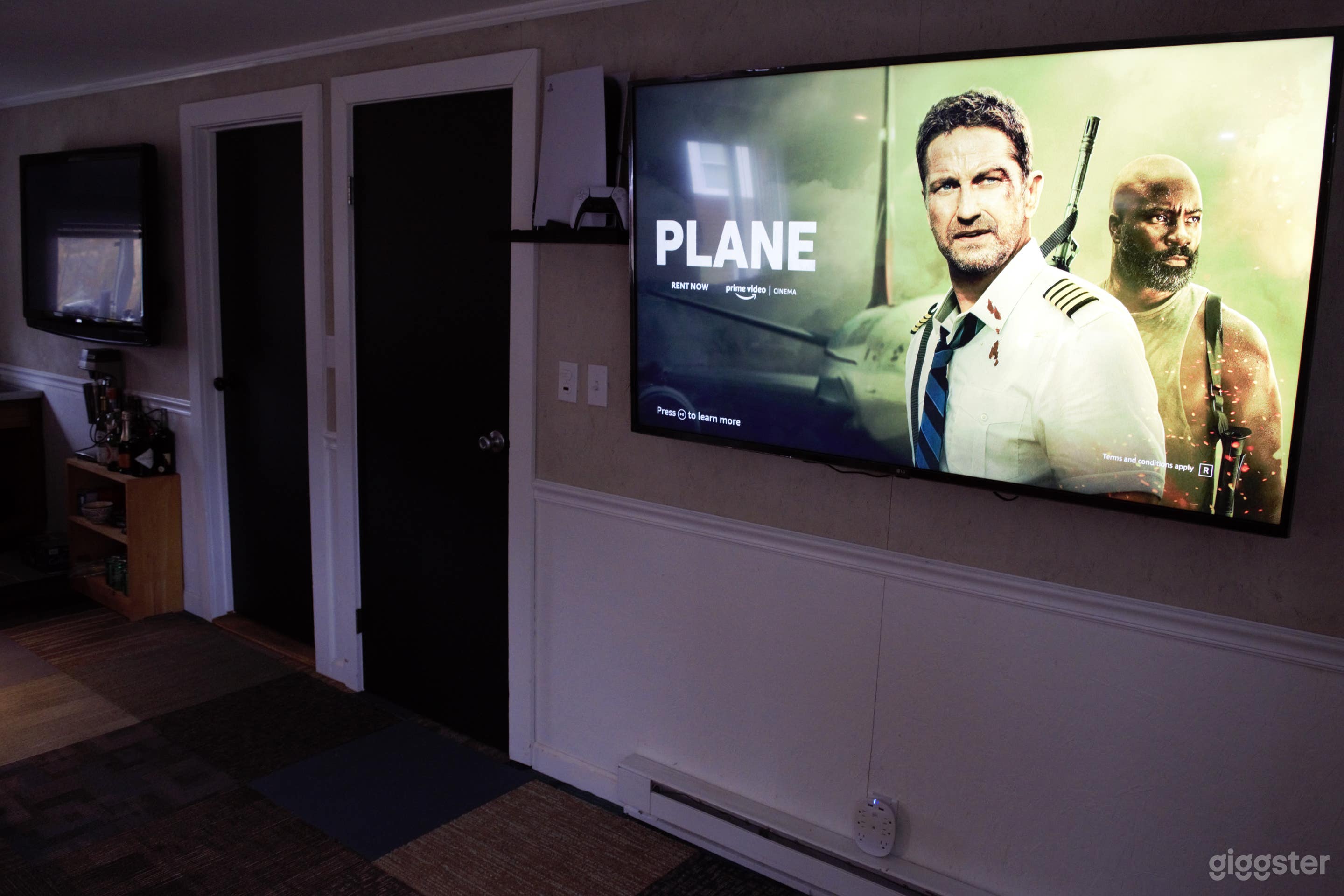 Adult Lounge Ultimate Space Photo 4