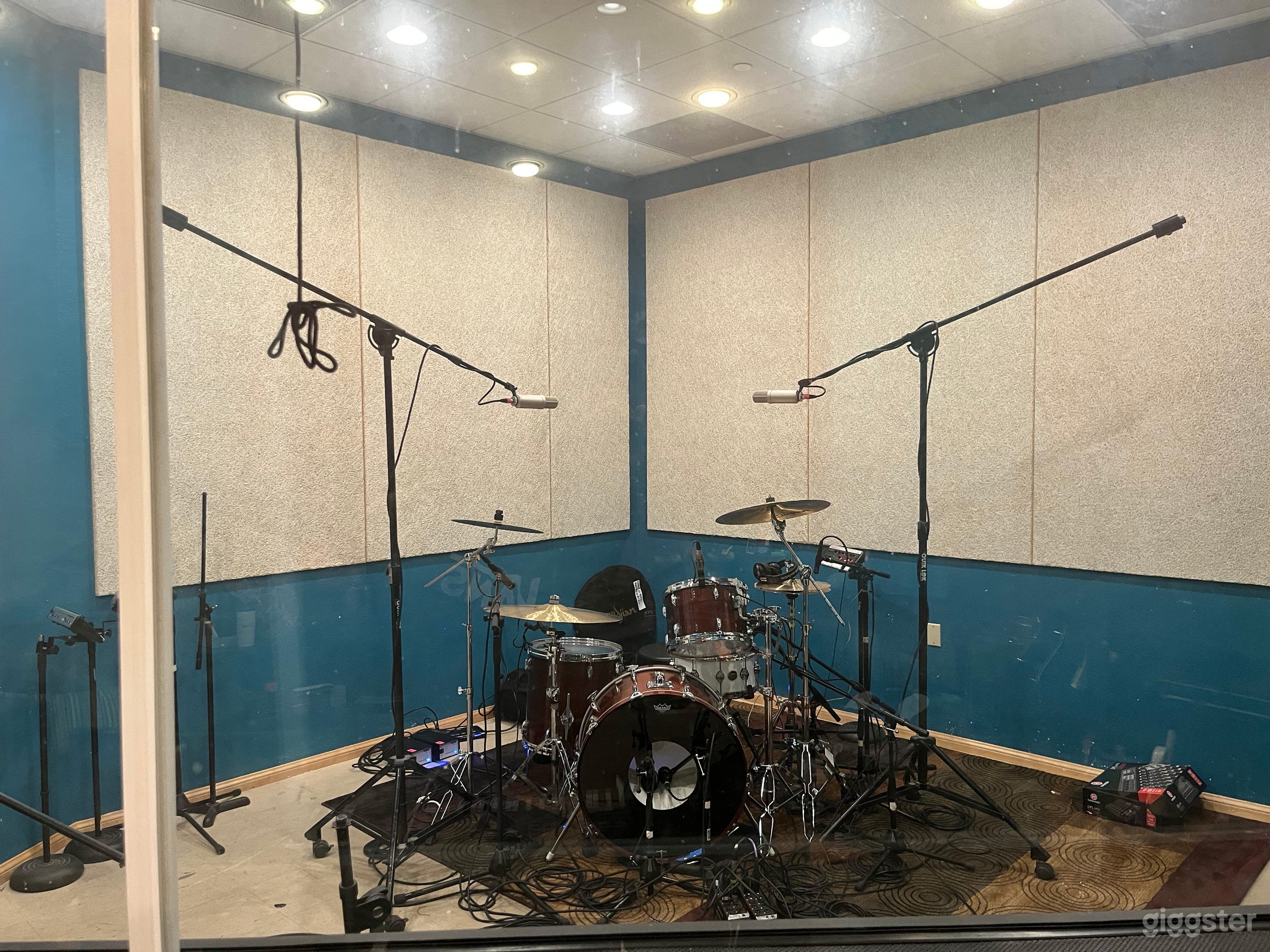 Live Tracking Room.  Dimensions 15 x 15'