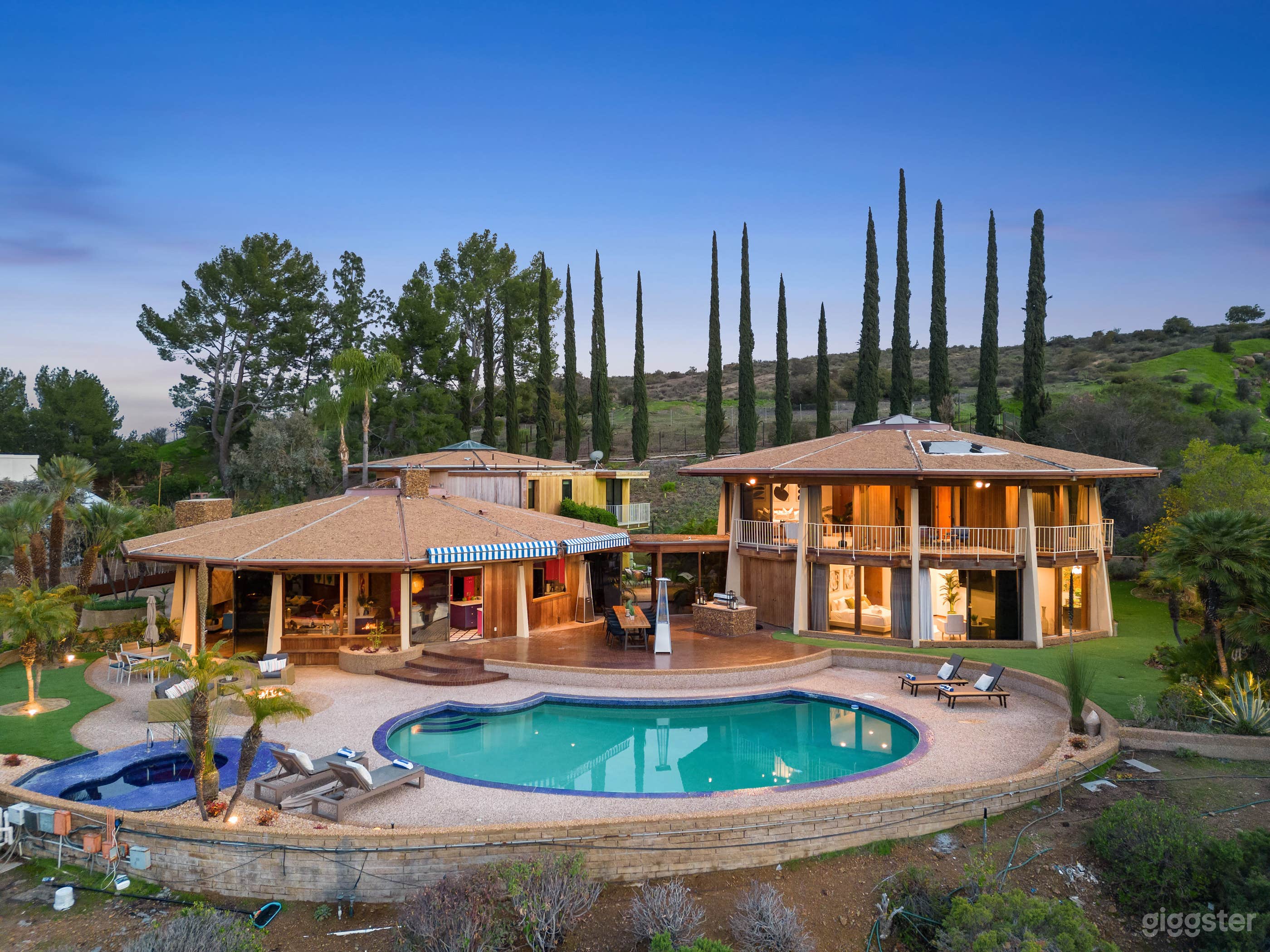 RETRO FUTURIST RESORT HOME/ BOLD DOME DESIGN Photo 2