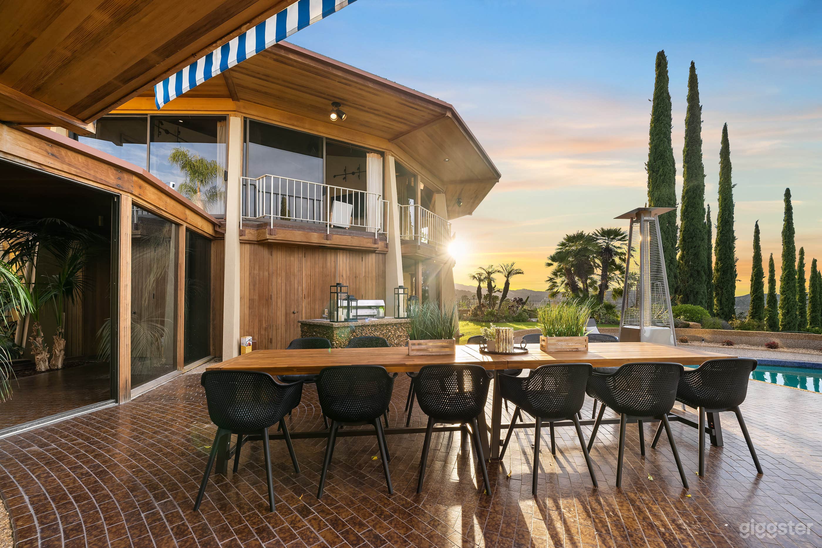 RETRO FUTURIST RESORT HOME/ BOLD DOME DESIGN Photo 4