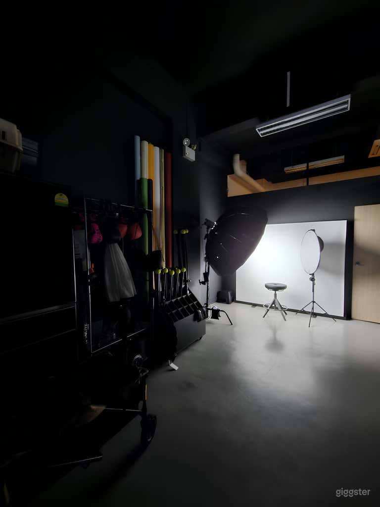  Bright Natural Light Studio with Sheer Blinds 