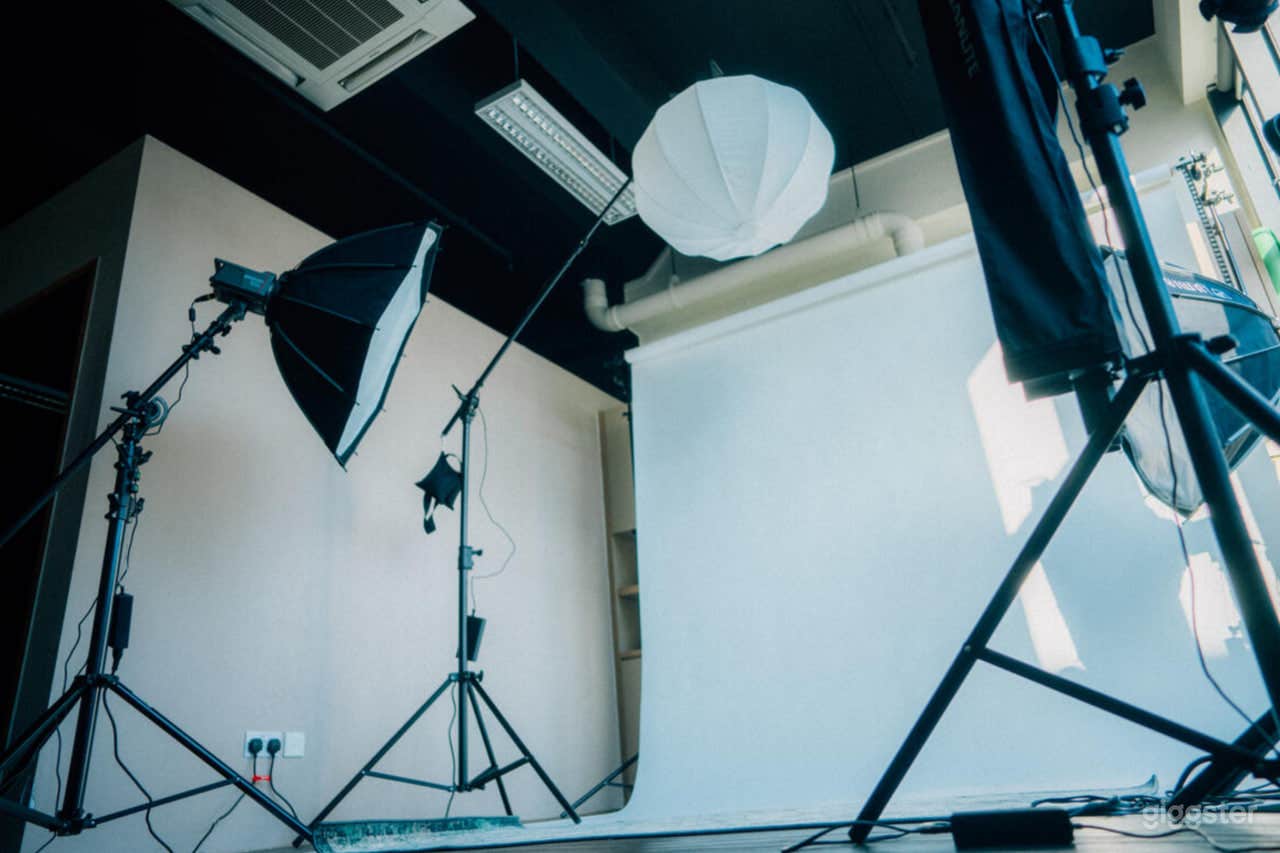 Bright Natural Light Studio with Sheer Blinds Photo 3