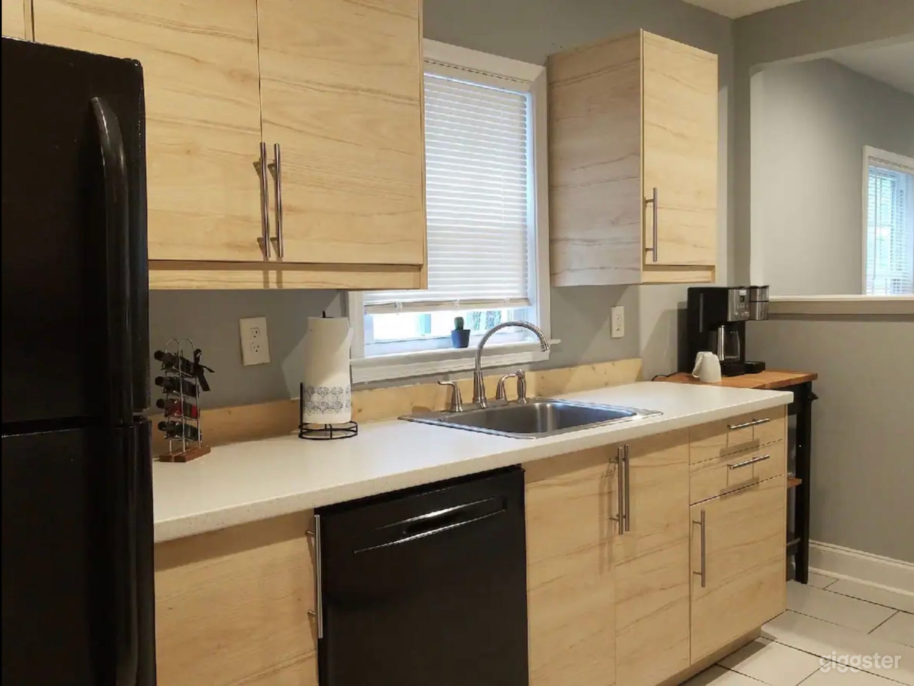 Centrally located with Mid-Century Modern Touches Photo 1