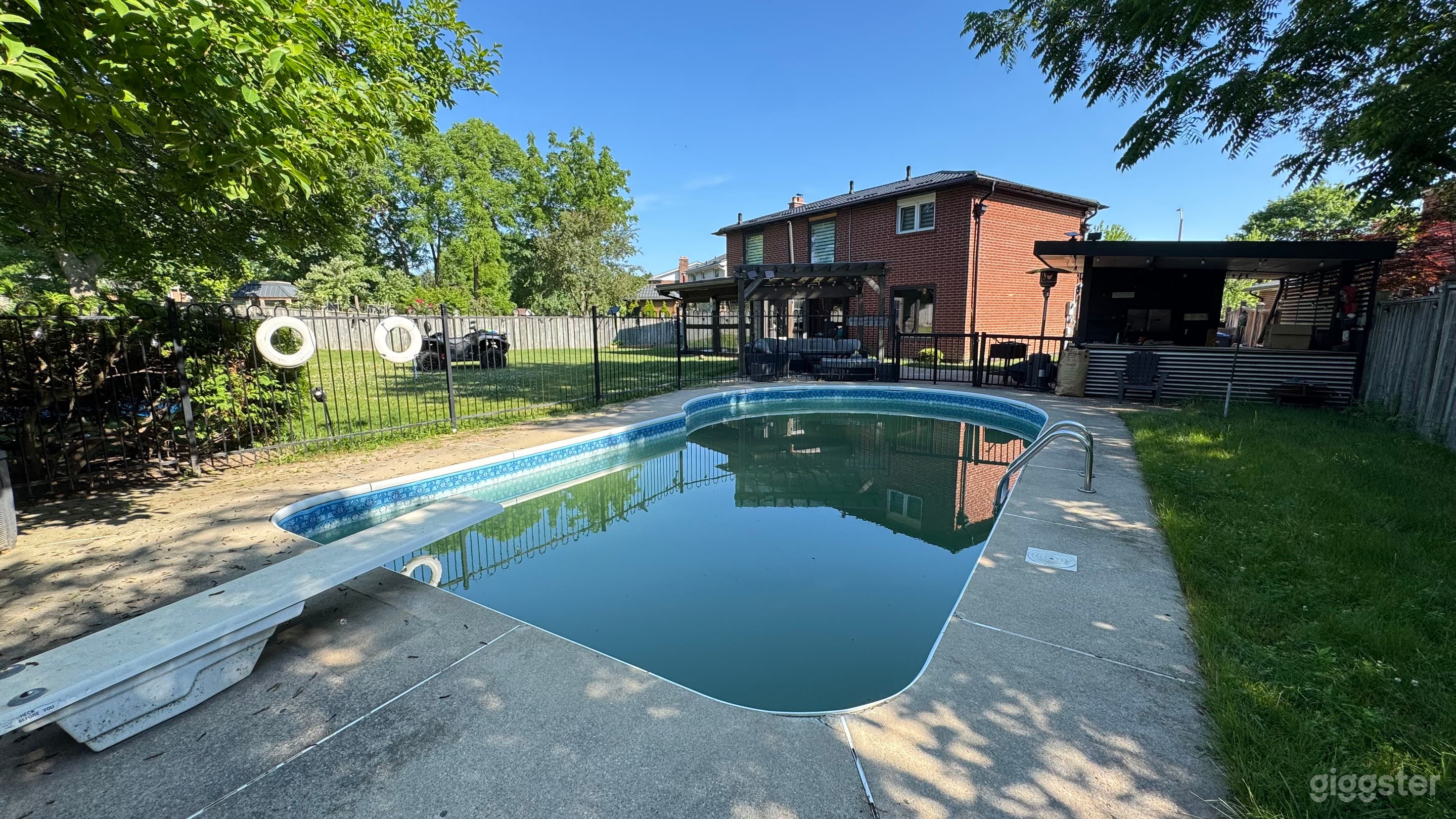 Spacious Modern White Home – Full Redesign Allowed Photo 2