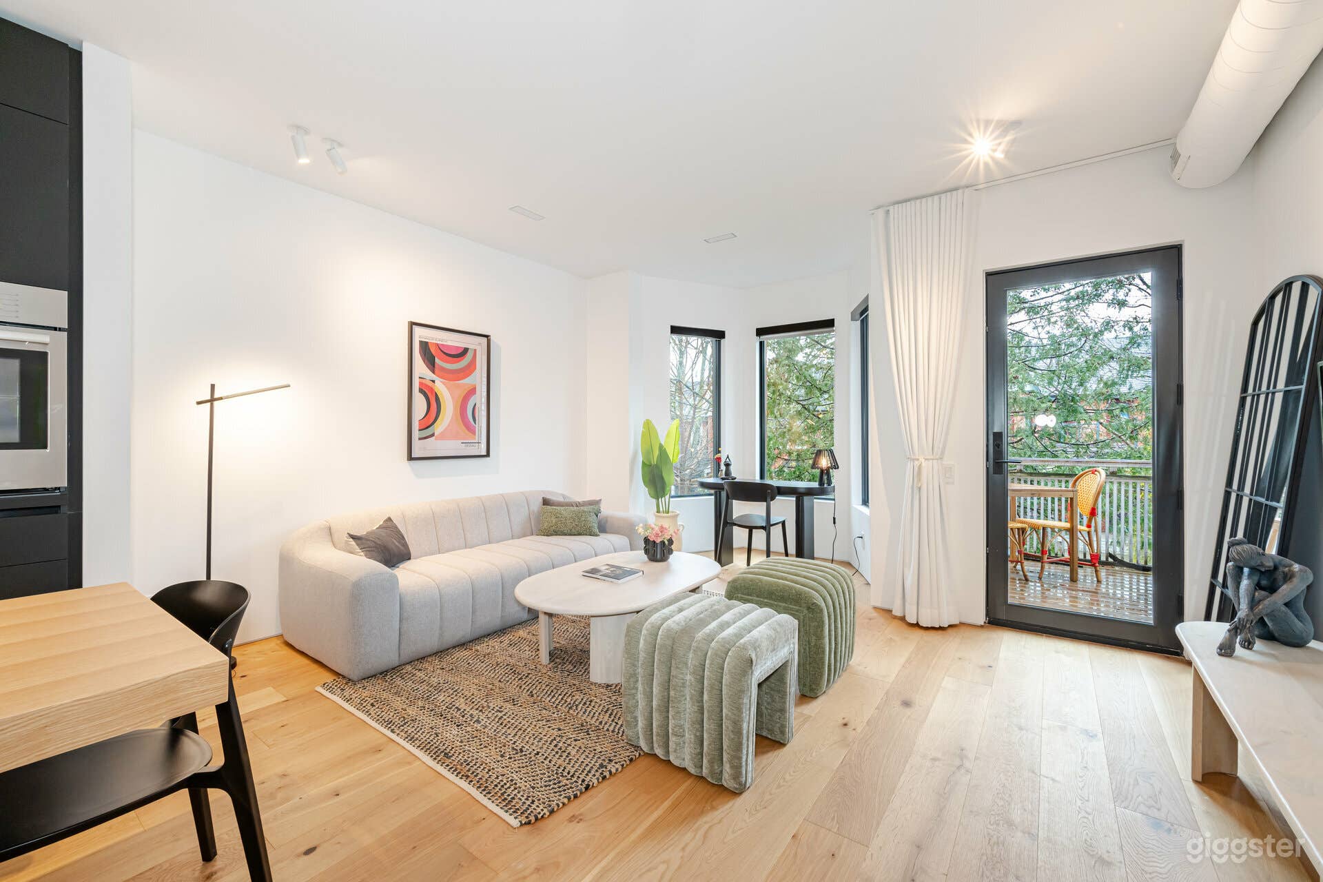 A Contemporary space Photo 3