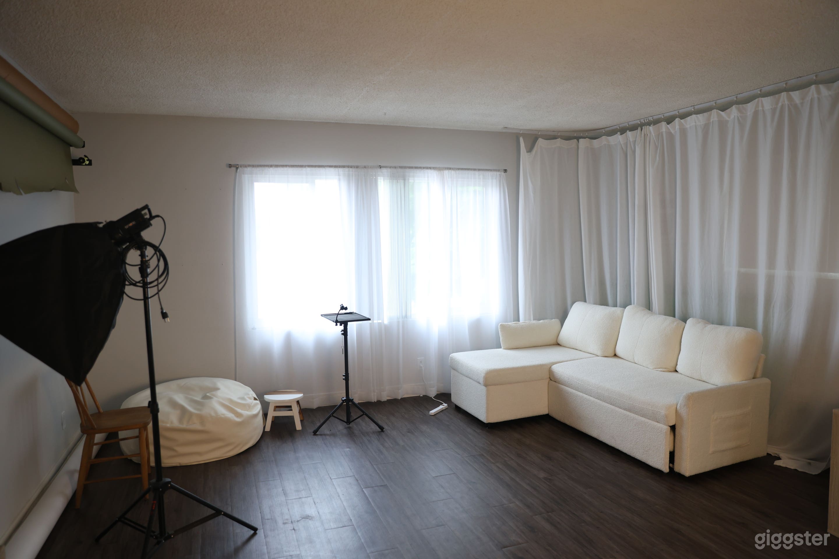 Studio with all the props needed for a great family or new born session. We offer New born props, lights and mics for your podcas