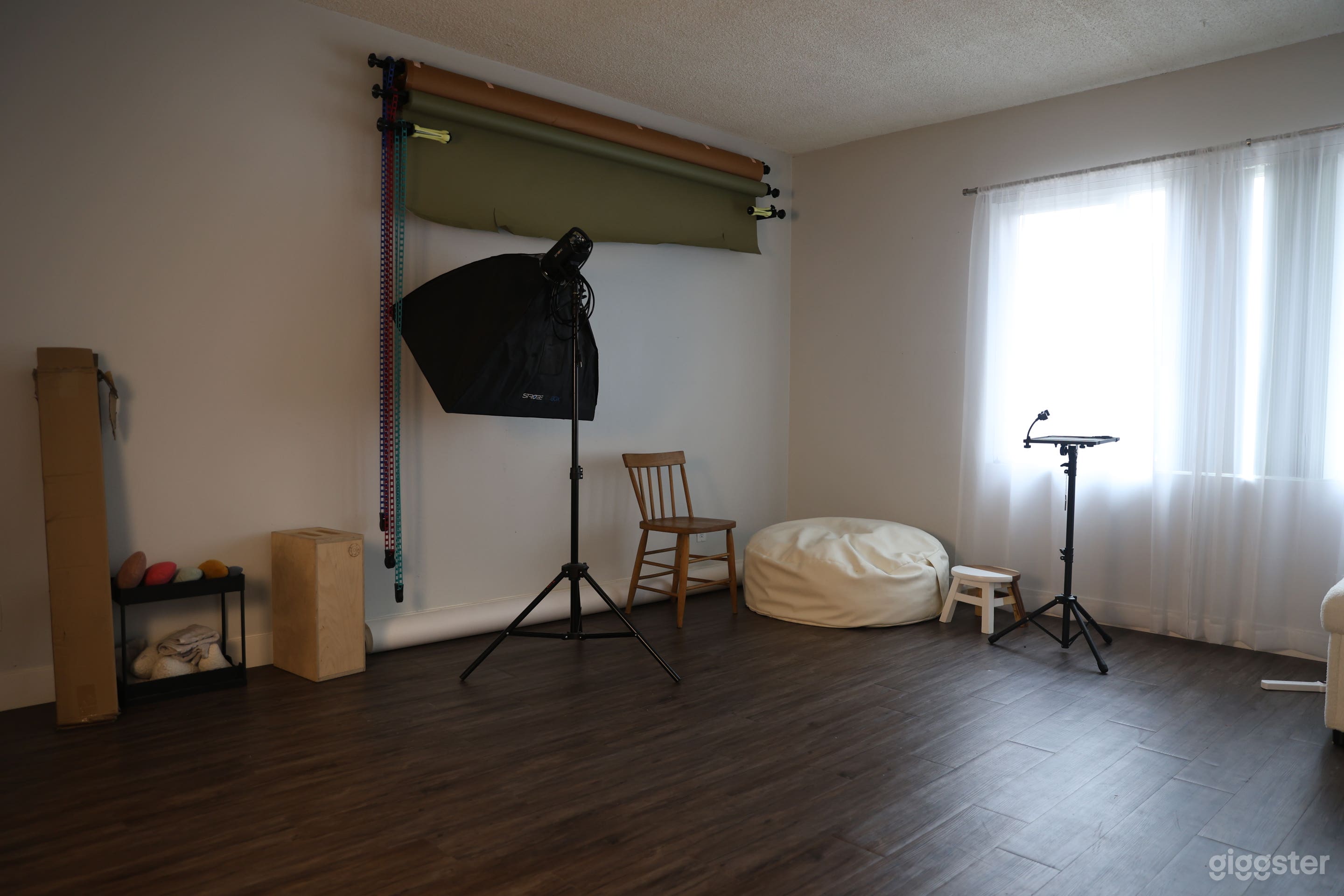 Studio with all the props needed for a great family or new born session. We offer New born props, lights and mics for your podcas