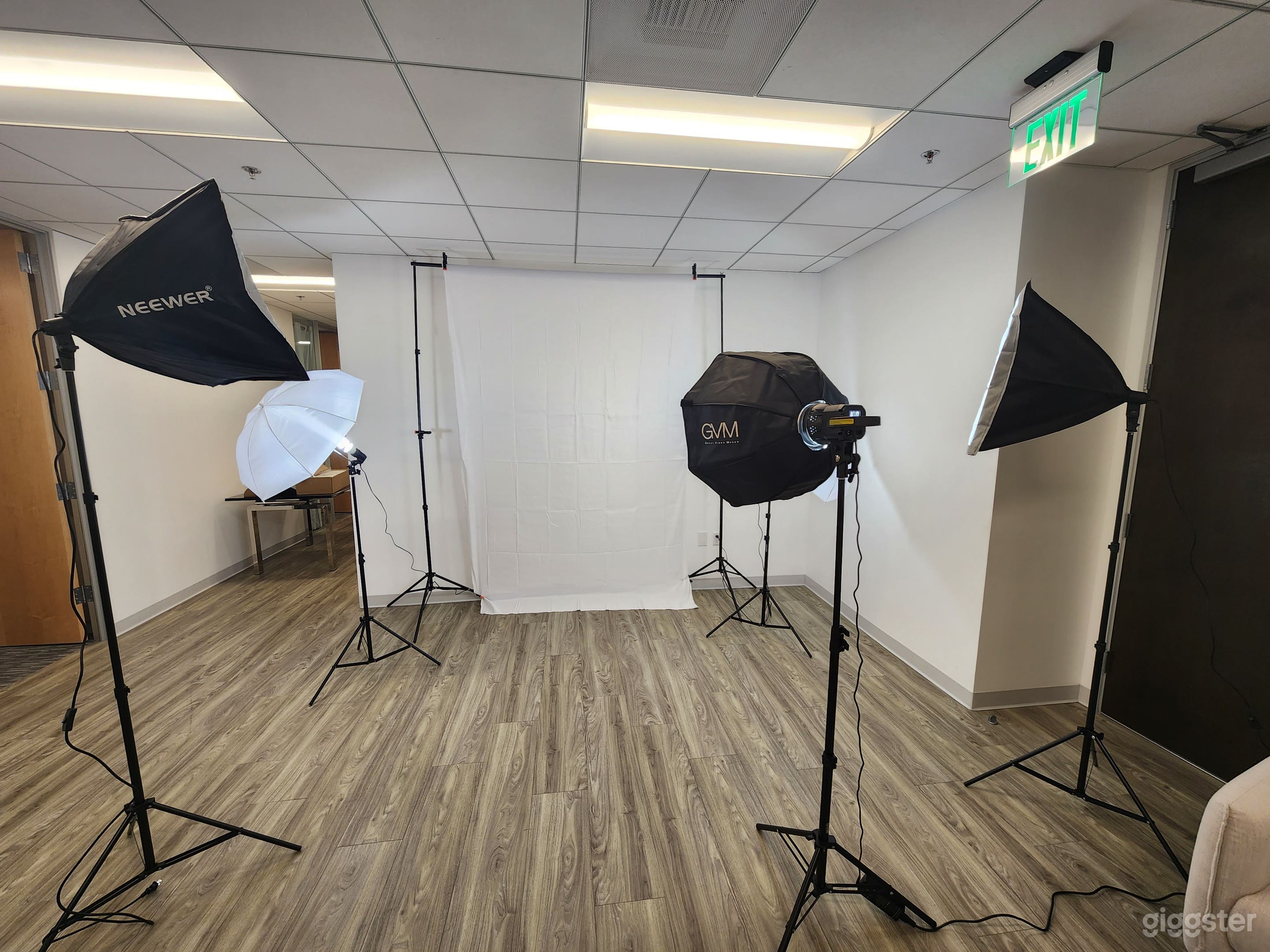 Film&amp;Photo Studio with lights  Photo 4