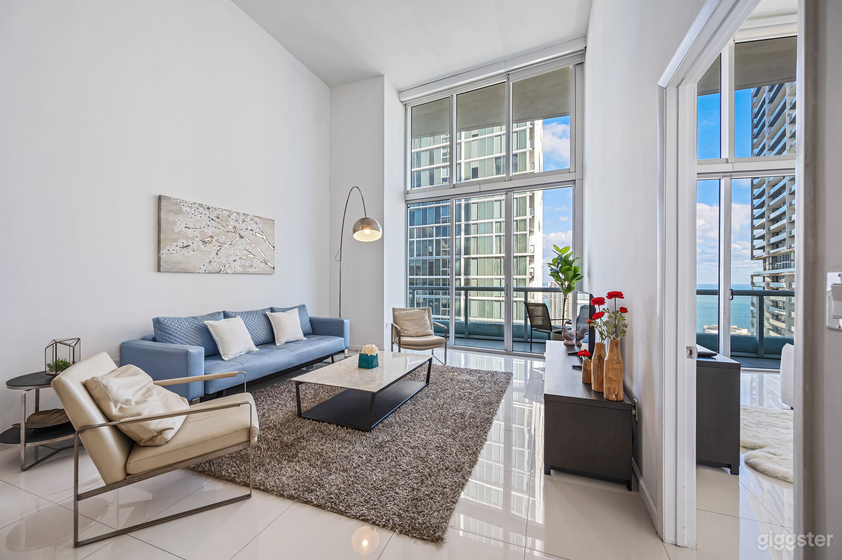Chic Urban Condo with Skyline Views Photo 4