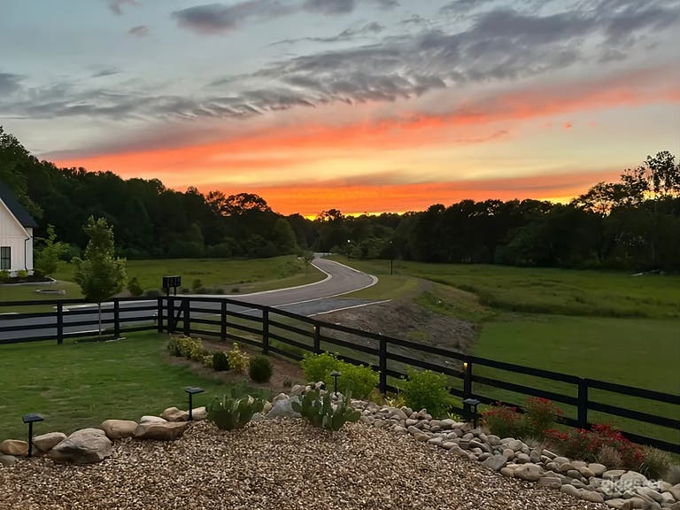  Scenic Countryside Backyard 