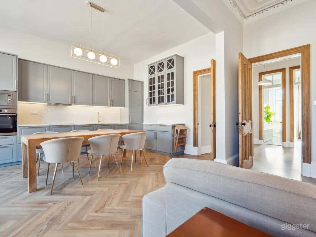 Open-plan, modernised two-bedroom tenement flat Photo 3