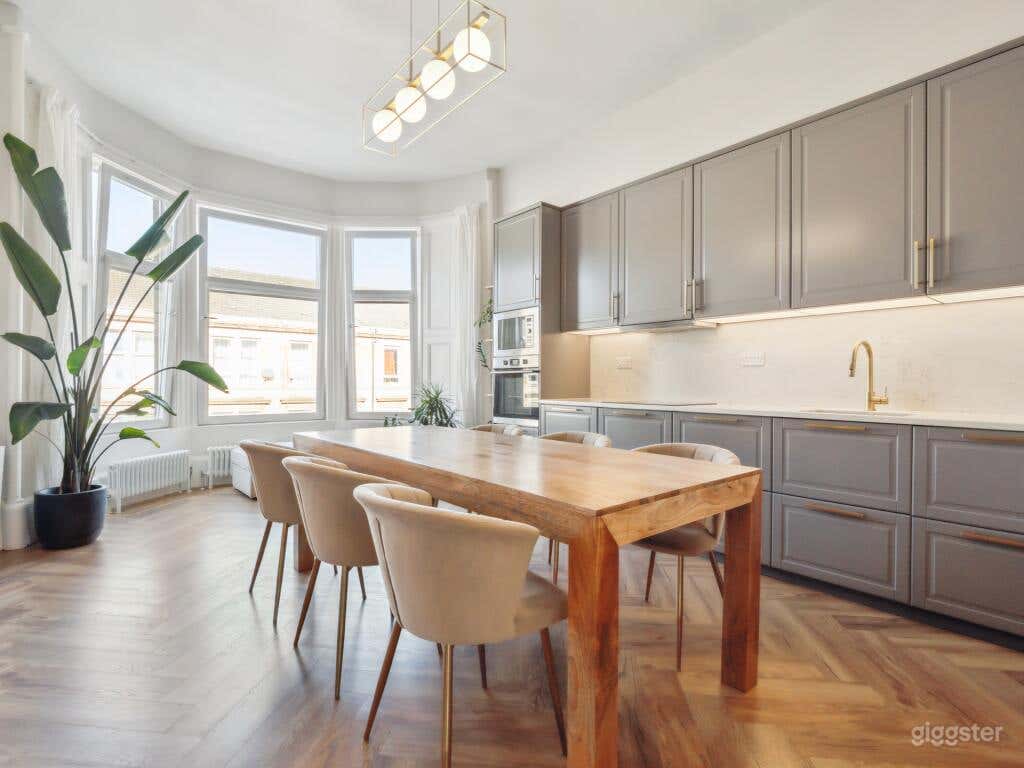 Open-plan, modernised two-bedroom tenement flat Photo 4