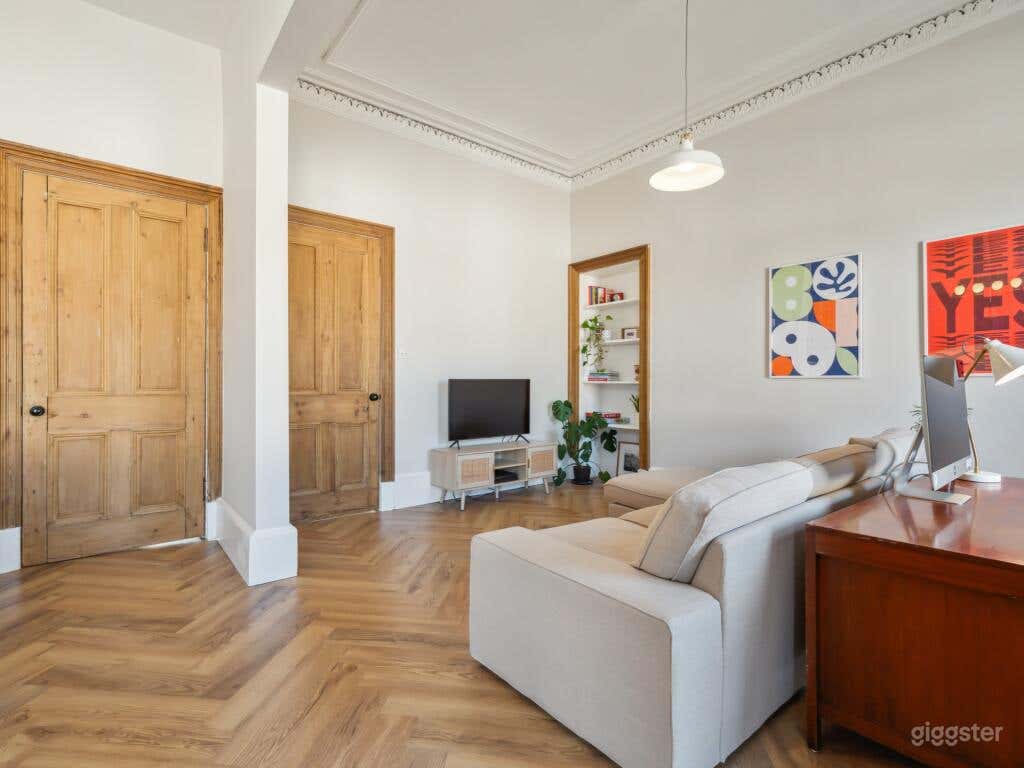 Open-plan, modernised two-bedroom tenement flat Photo 2