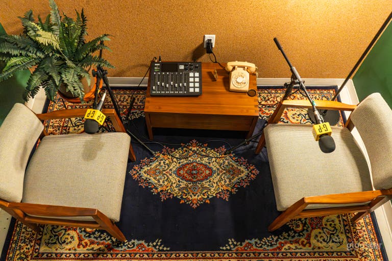  Estudio de podcast acogedor y profesional 