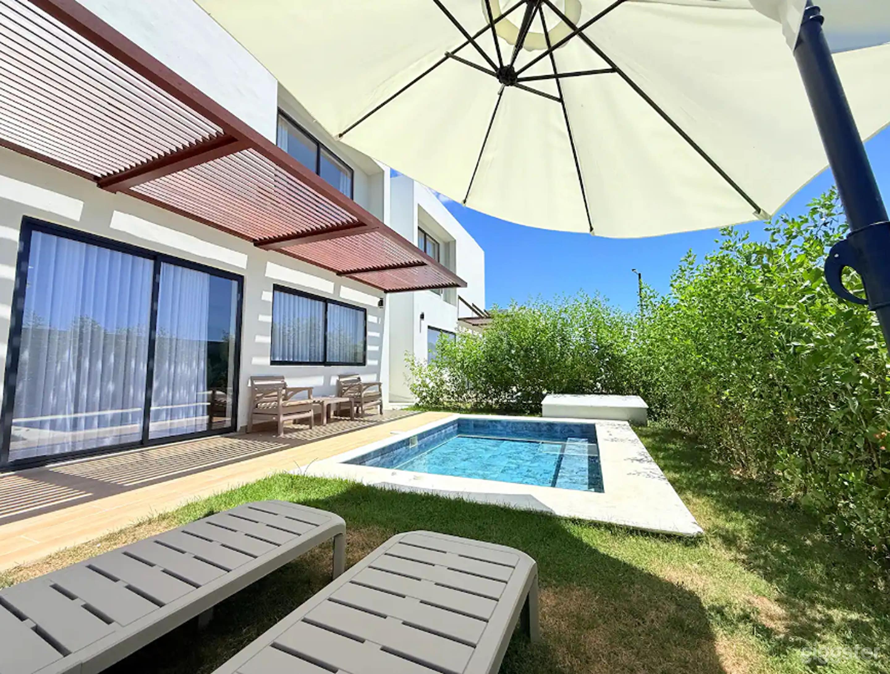 Private Pool Retreat in Gated Community Photo 1