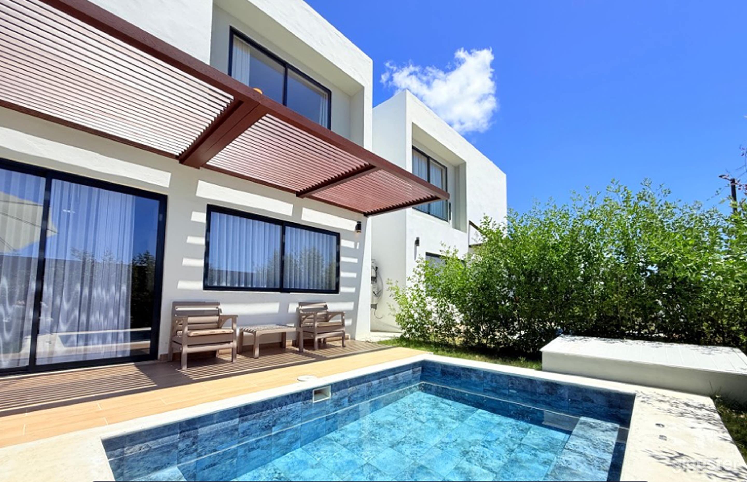 Private Pool Retreat in Gated Community Photo 3