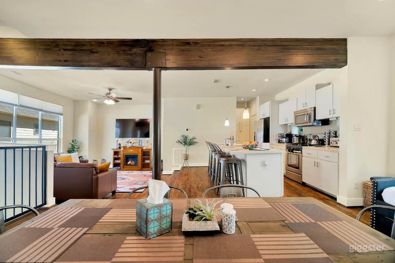  Townhouse w/Rooftop deck and CIty View 