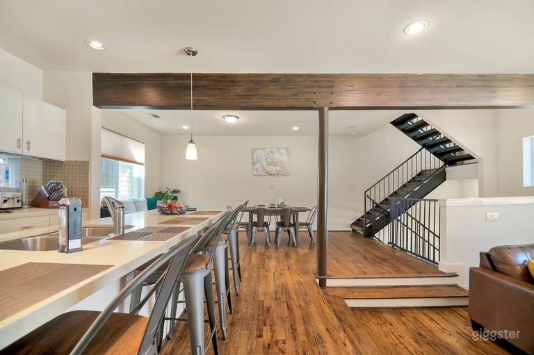  Townhouse w/Rooftop deck and CIty View 