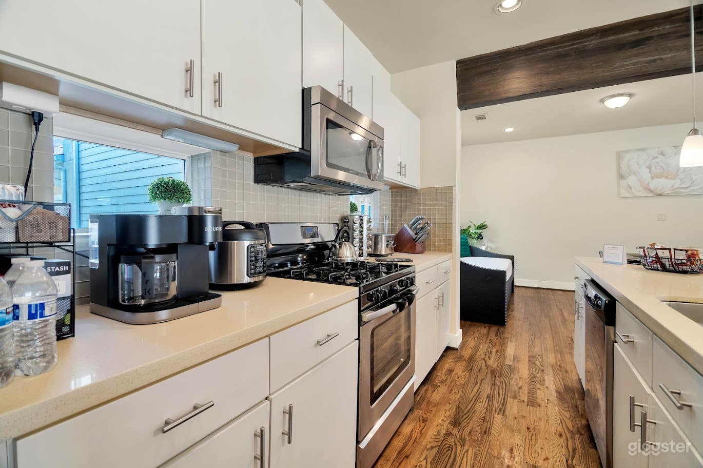 Townhouse w/Rooftop deck and CIty View Photo 3