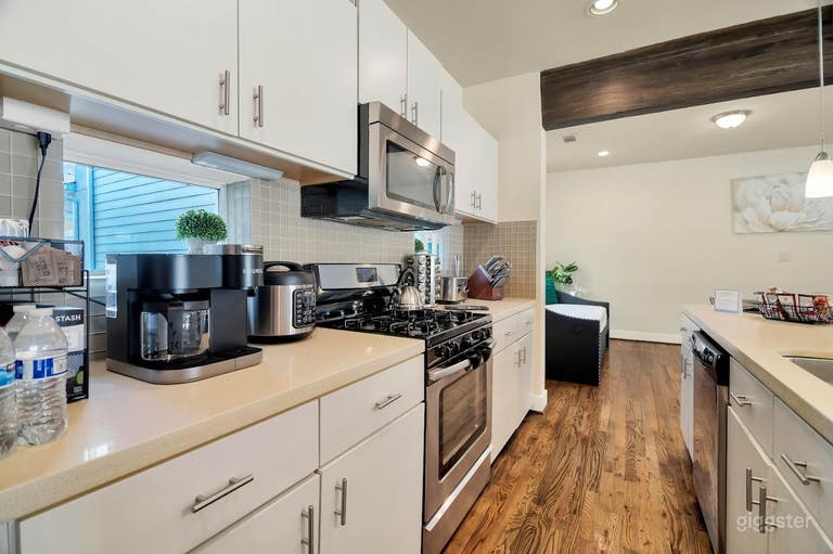  Townhouse w/Rooftop deck and CIty View 