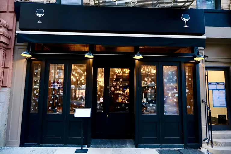  Georgian Bar & Comfortable Gathering Space 