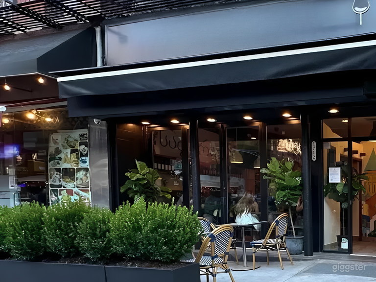  Georgian Bar & Comfortable Gathering Space 