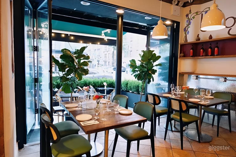  Georgian Bar & Comfortable Gathering Space 