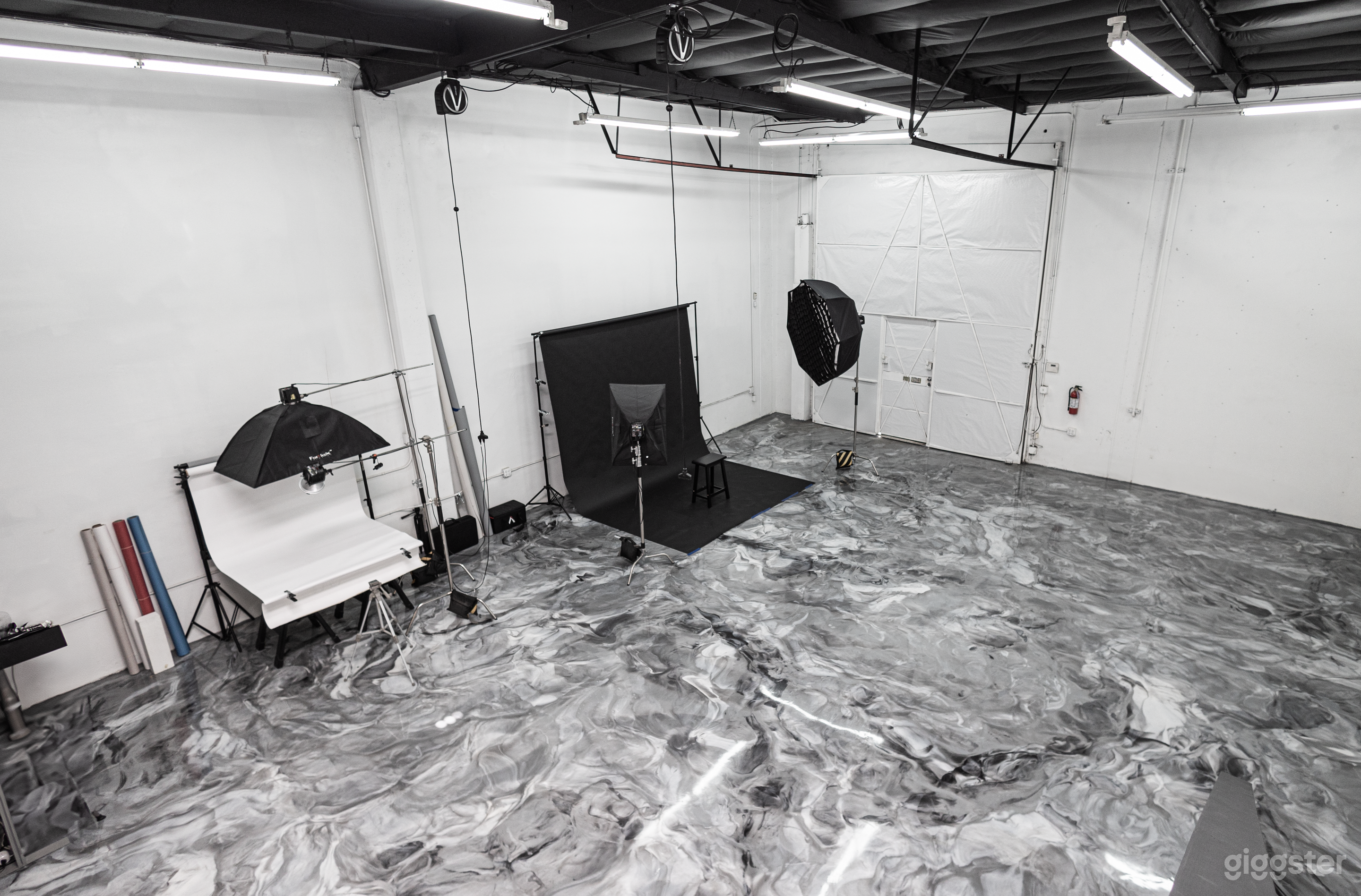 Spacious urban studio with open layout, high ceilings, quick freeway access, low traffic, quiet setting, and lots of parking.