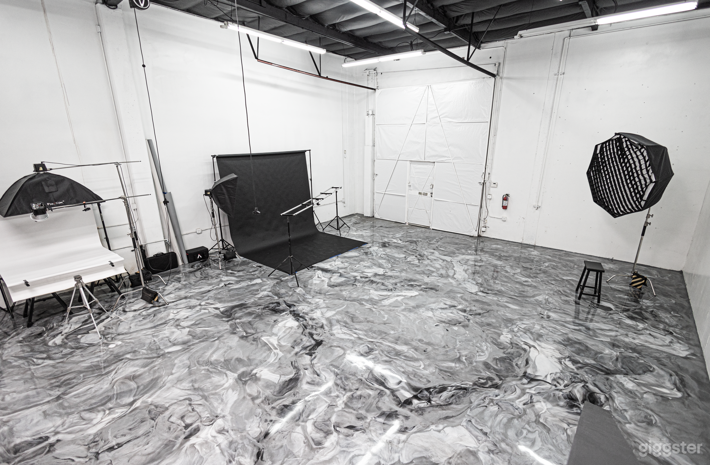 Large area accommodates a variety of photo and video equipment. 