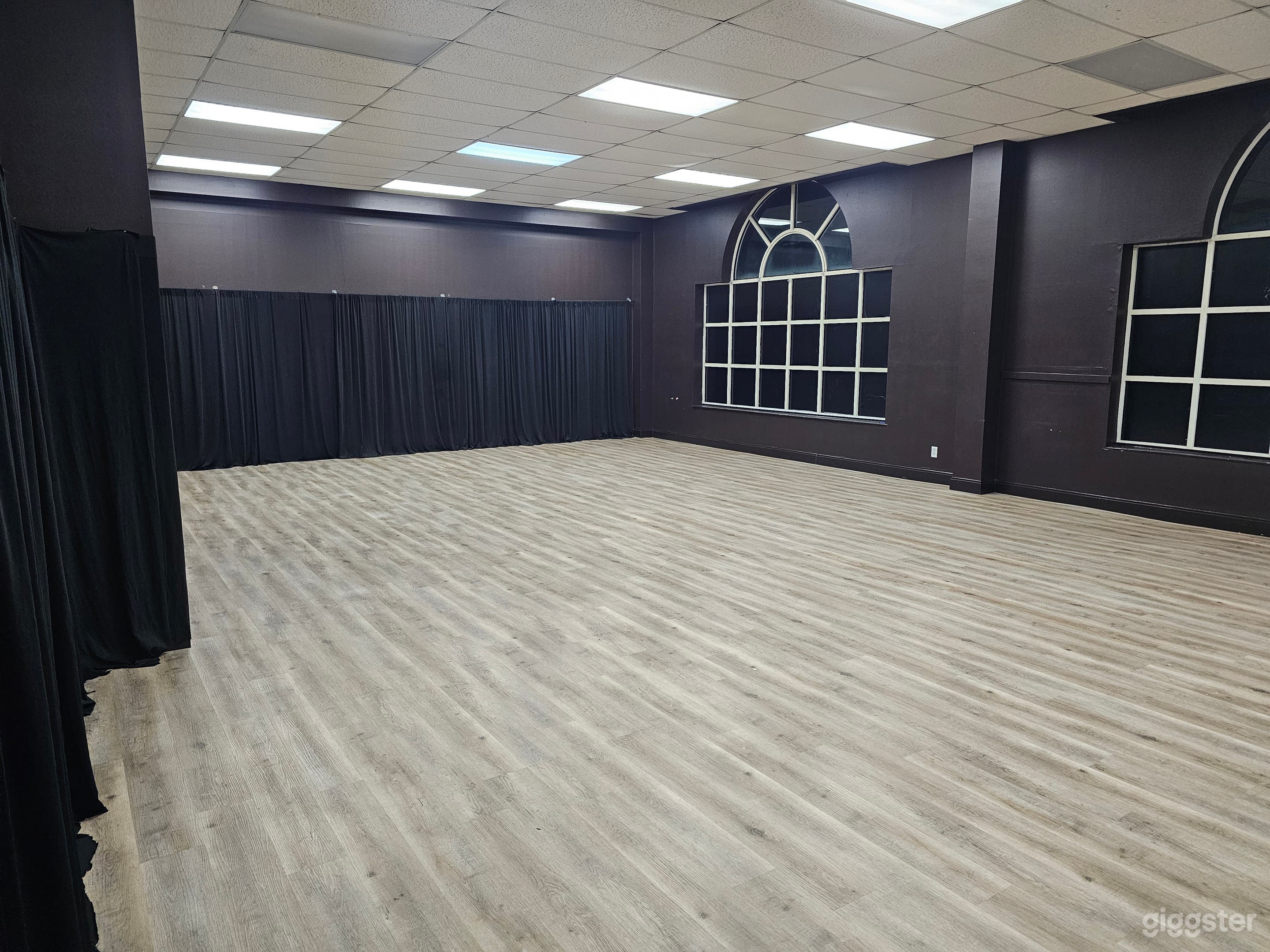 Large Open-Floor Black Box Studio for Creative Use Photo 3