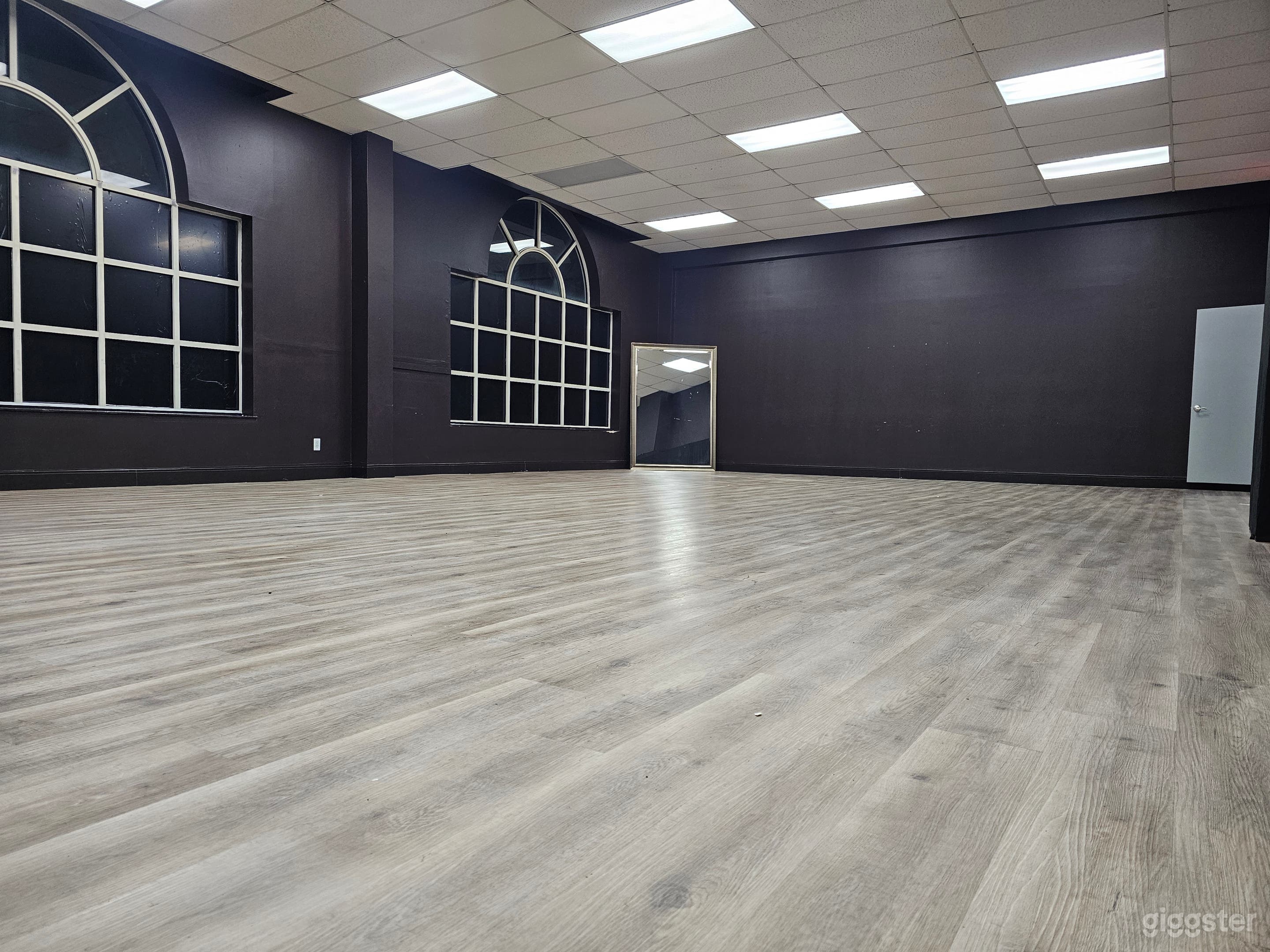 Large Open-Floor Black Box Studio for Creative Use Photo 4