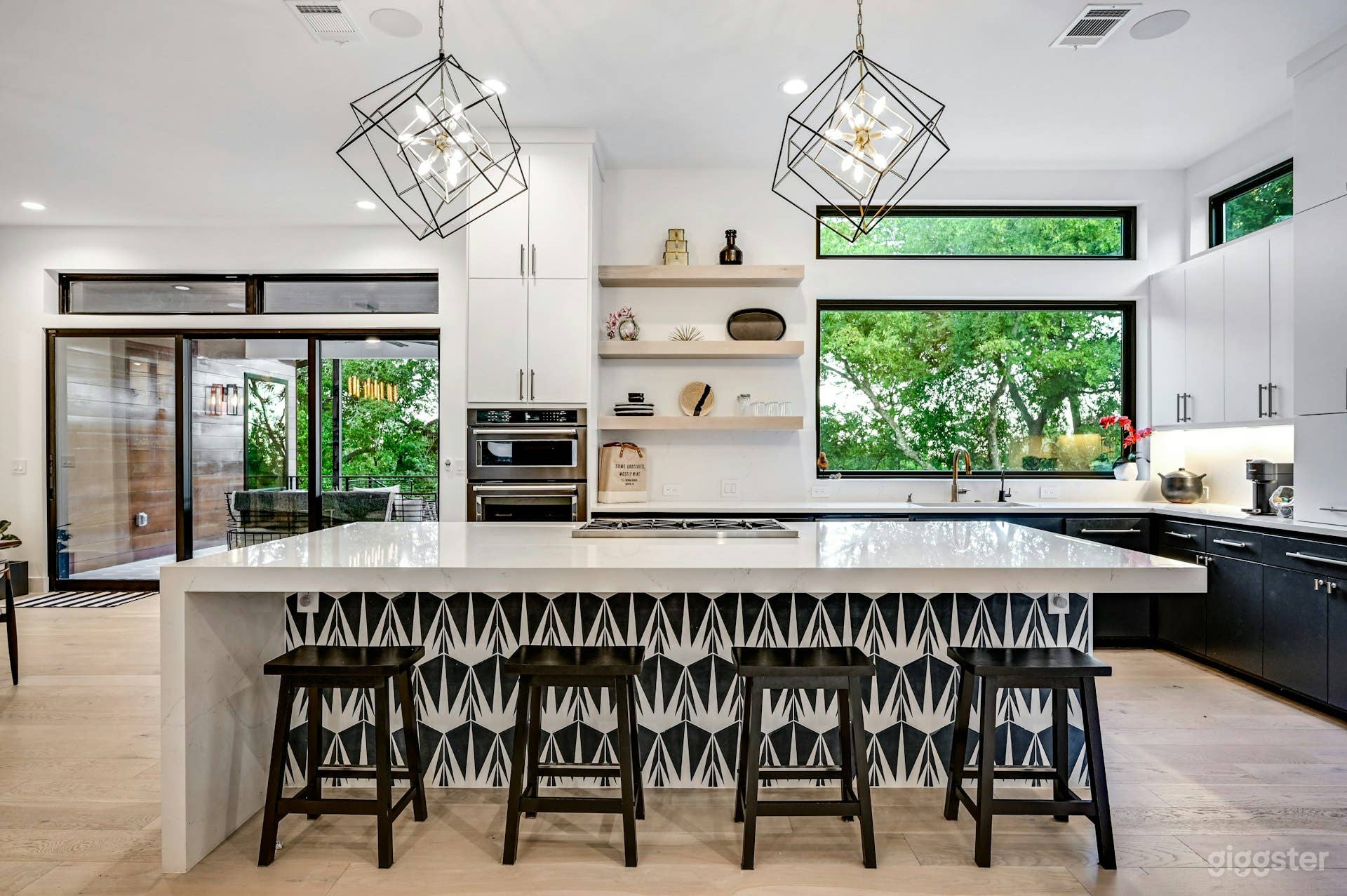 Spacious Open Concept Modern Home Photo 3