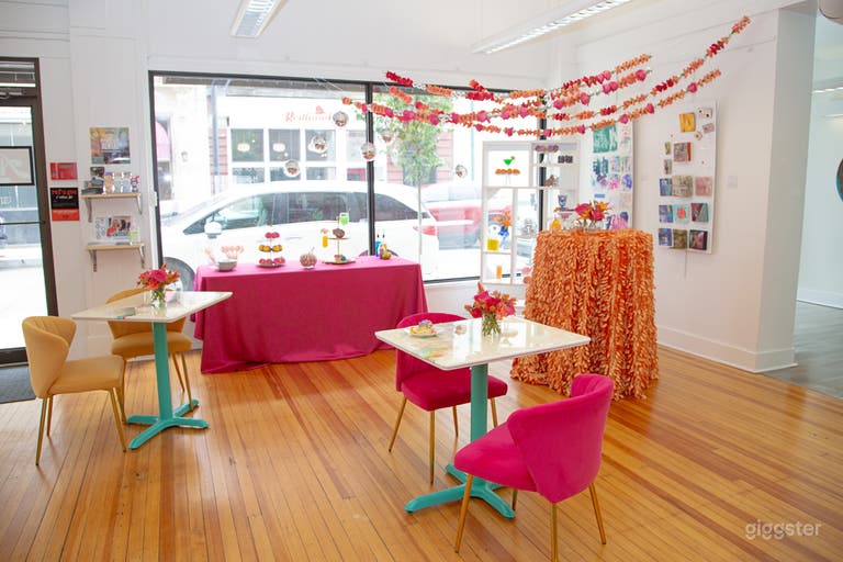  Our gallery accommodates bar service, catering, and social spaces, all customizable for your event. 