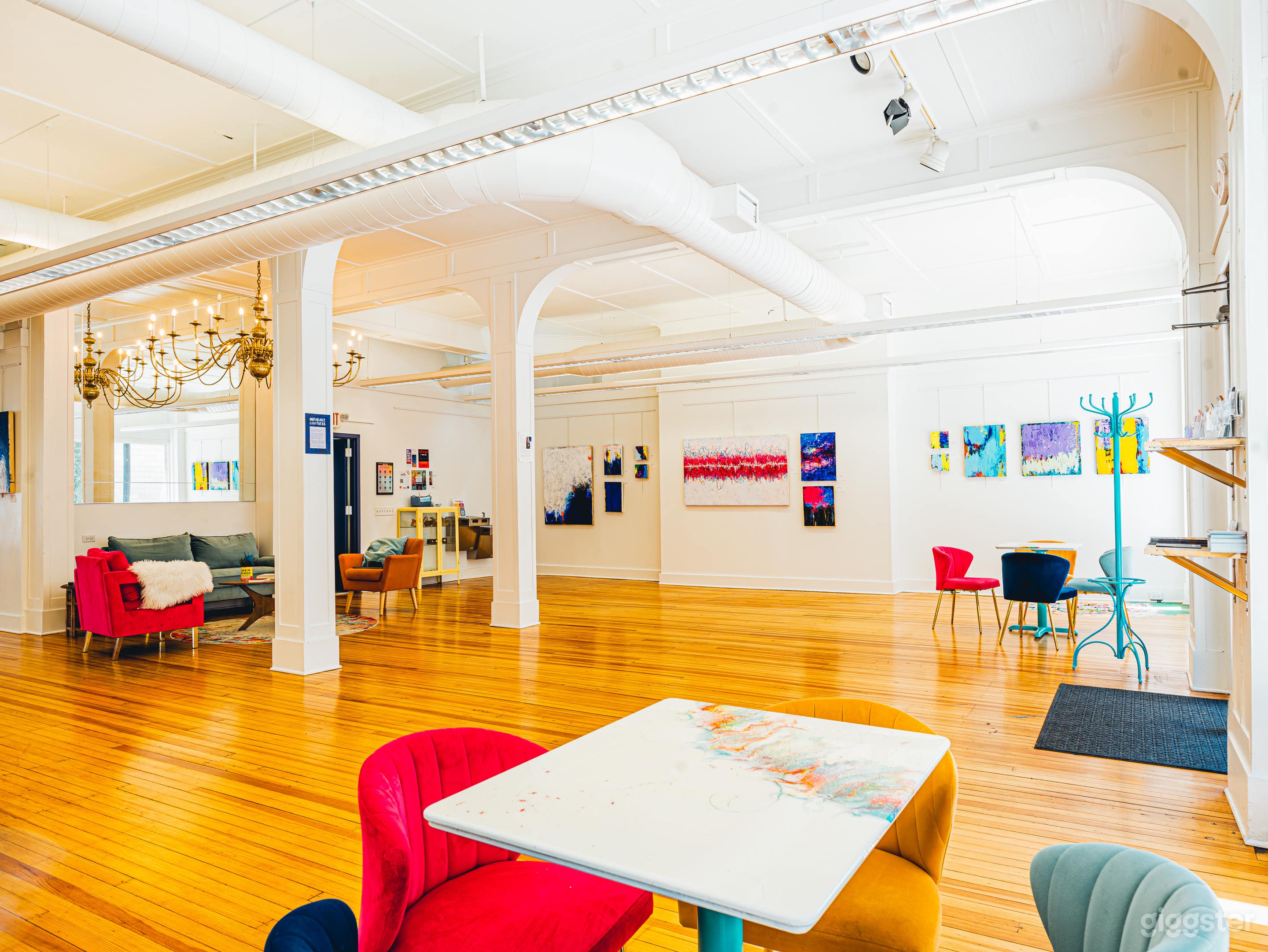 Open, flexible layout with chic mixed seating and gallery. The space is perfect for mingling or photo ops.