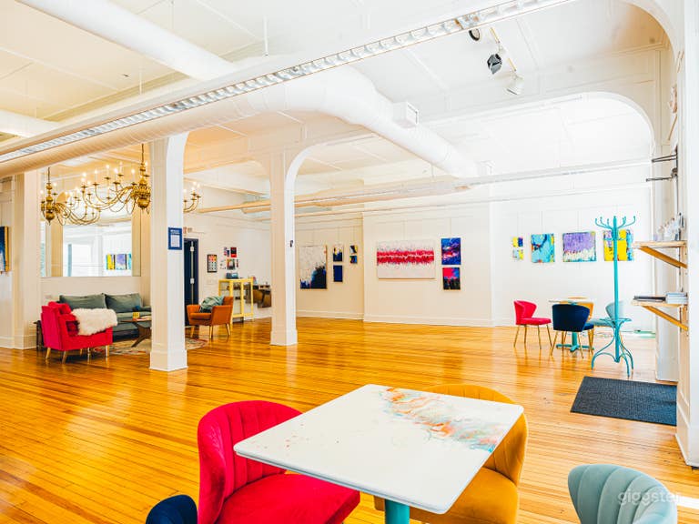  Open, flexible layout with chic mixed seating and gallery. The space is perfect for mingling or photo ops. 