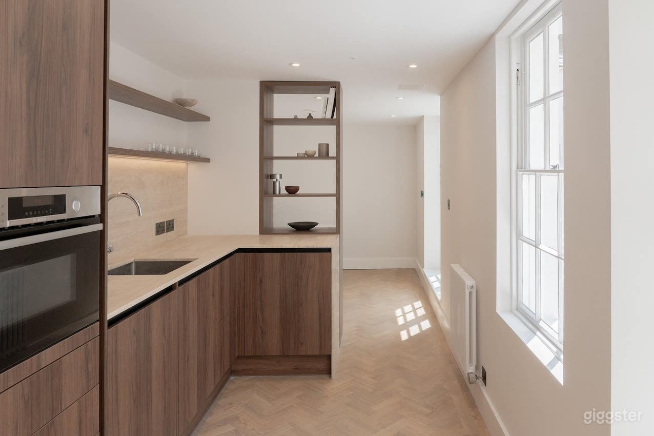 Meticulously Rejuvenated Meeting Room Photo 3