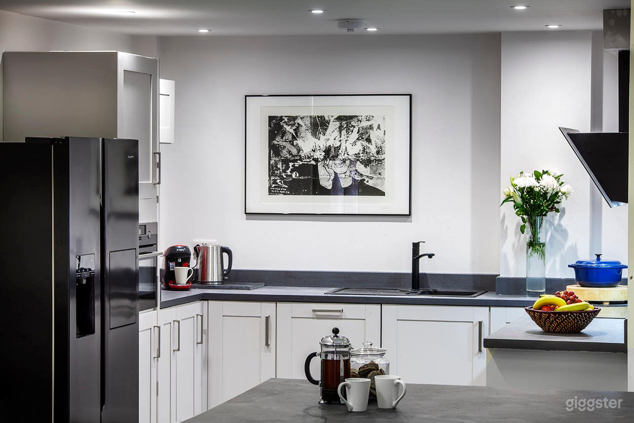 Fully equipped kitchen, with movable island. 